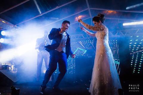 noivos dançam no palco'