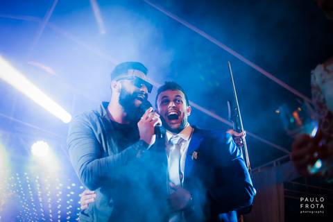 noivo no palco com o musico'