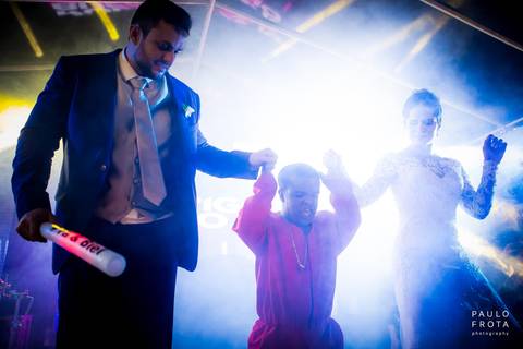noivo curtindo a festa'
