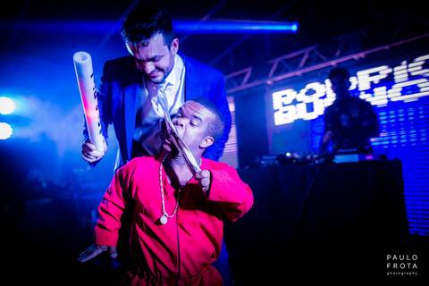 noivo curtindo a festa'