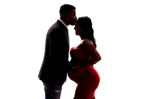 A fotografia em preto e branco capta a essência da gestação, mostrando a delicadeza e a força dessa fase da vida.'