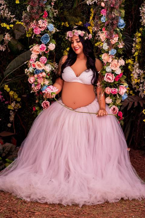 A imagem captura a felicidade estampada no rosto da gestante , revelando a expectativa de dar as boas-vindas ao seu bebê.'