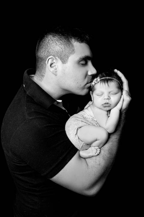 Pose de recém nascido com pai'