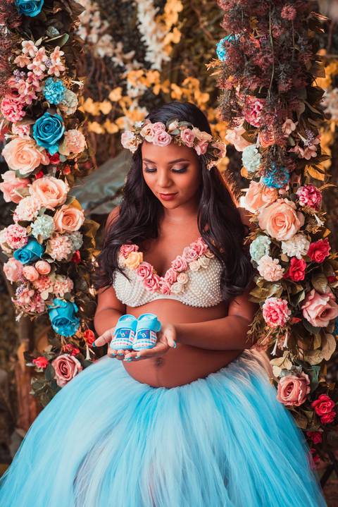 Uma imagem marcante de Julia, no cenário do balanço floral, captura sua essência feminina e delicadeza enquanto aguarda a chegada do seu tesouro.'