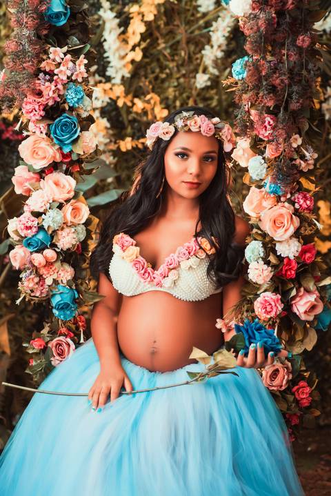 A expressão radiante de Julia, combinada com o fundo preto, cria um contraste hipnotizante, transmitindo uma sensação de mistério e fascínio.'