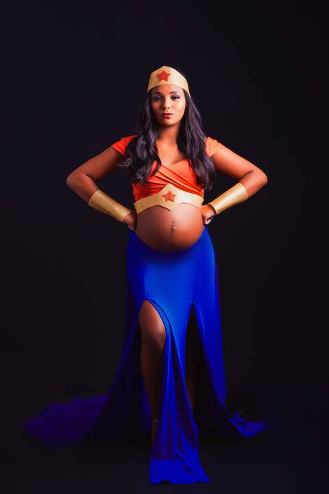Com um figurino inspirado na Mulher Maravilha, Julia exala força e empoderamento, personificando a coragem e determinação da maternidade.'
