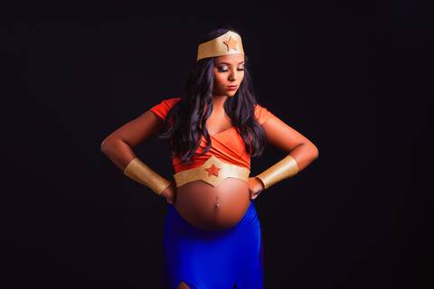 Julia brilha como uma verdadeira heroína em seu ensaio de gestante, com o figurino da Mulher Maravilha, transmitindo a beleza e poder da maternidade.'