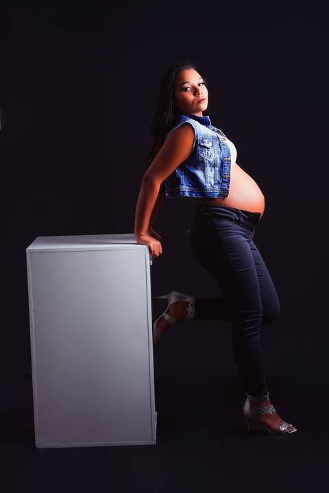 Julia se destaca nas fotos com fundo preto, emanando uma aura de mistério e sofisticação, enquanto exibe sua barriga orgulhosamente.'