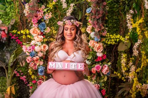 A gestante aproveita a tranquilidade do cenário clean para curtir um momento de serenidade e conexão com seu bebê.'