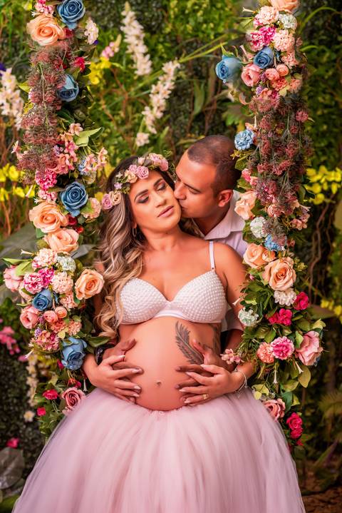 Ensaio gestante da Thais e seu esposo em nosso cenário jardim encantado'