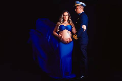 O tecido esvoaçante em movimento cria uma sensação de magia e mistério, enquanto a gestante aguarda ansiosamente a chegada do seu bebê.'