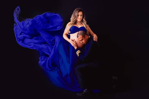 A gestante exibe graça e beleza nas fotos com tecido esvoaçante, que acrescentam um toque de romance e suavidade às imagens.'