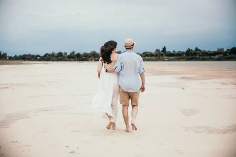 verano y playa en el mar para esta pareja enamorada en su sesión de fotos'