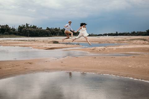 pareja jugando en la playa del río Paraná. Sesion previa de erika fayolle'