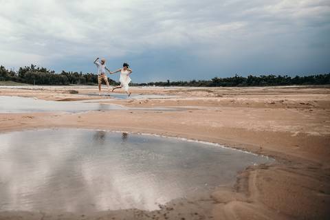 pareja caminando en la playa con sombrero. Sesion de fotos Erika Fayolle'