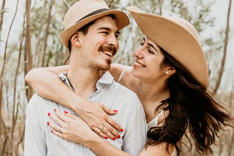Pareja enamorada con sombrero en la playa. Sesion pre boda erika fayolle'