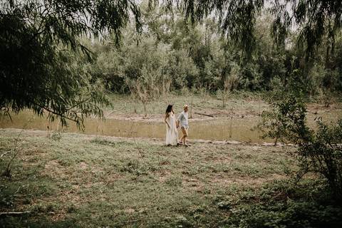 Pareja enamorada con sombrero en la playa. Sesion pre boda erika fayolle'