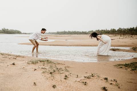 pareja jugando en la playa del río Paraná. Sesion previa de erika fayolle'