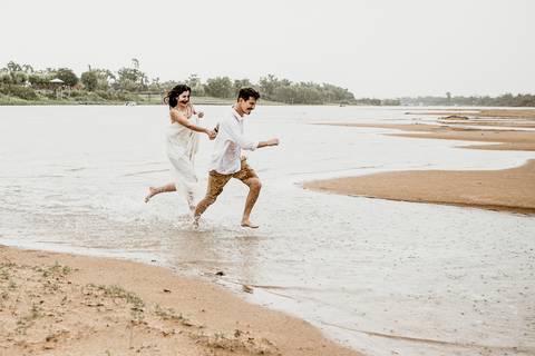 pareja jugando en la playa del río Paraná. Sesion previa de erika fayolle'
