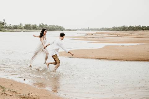 pareja caminando en la playa con sombrero. Sesion de fotos Erika Fayolle'