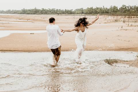 verano y playa en el mar para esta pareja enamorada en su sesión de fotos'