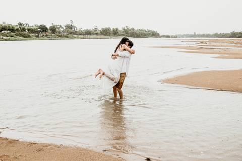 verano y playa en el mar para esta pareja enamorada en su sesión de fotos'