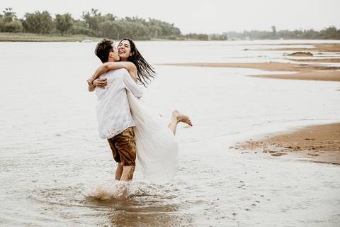 pareja jugando en la playa del río Paraná. Sesion previa de erika fayolle'
