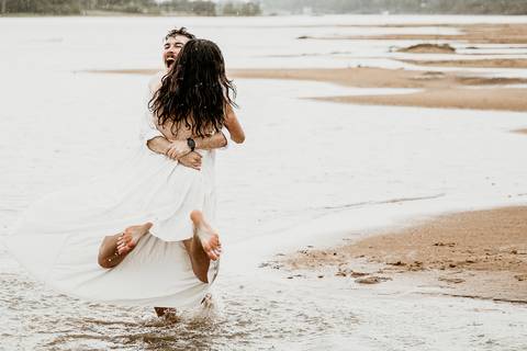 pareja caminando en la playa con sombrero. Sesion de fotos Erika Fayolle'