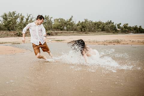 pareja jugando en la playa del río Paraná. Sesion previa de erika fayolle'
