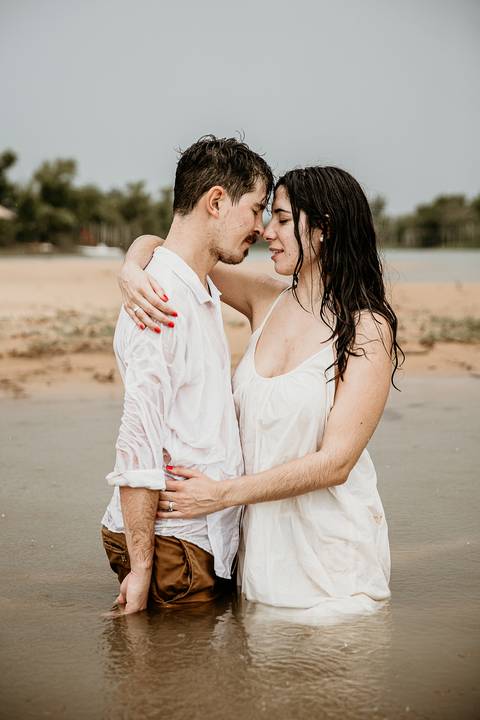verano y playa en el mar para esta pareja enamorada en su sesión de fotos'