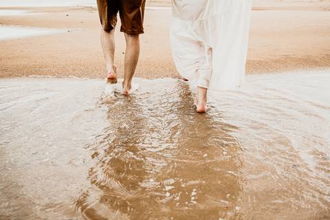 verano y playa en el mar para esta pareja enamorada en su sesión de fotos'