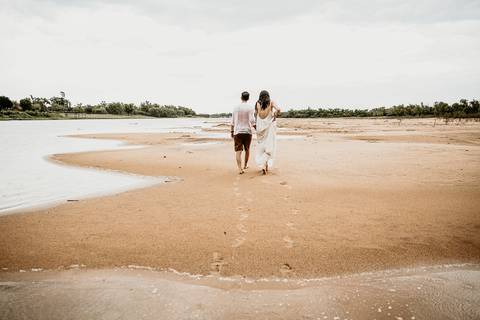 Pareja enamorada con sombrero en la playa. Sesion pre boda erika fayolle'