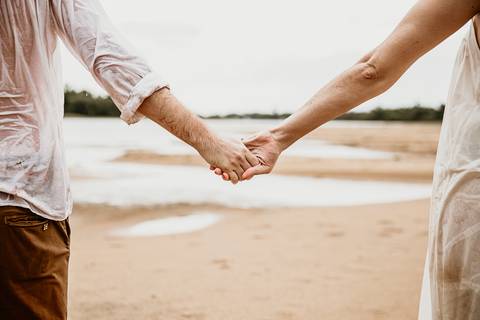 verano y playa en el mar para esta pareja enamorada en su sesión de fotos'