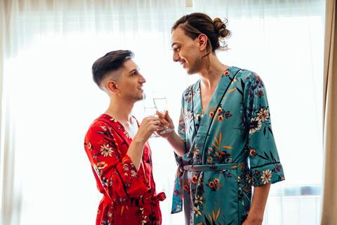 Pareja gay. boda igualitaria en el hotel howard jhonson en los preparativos'