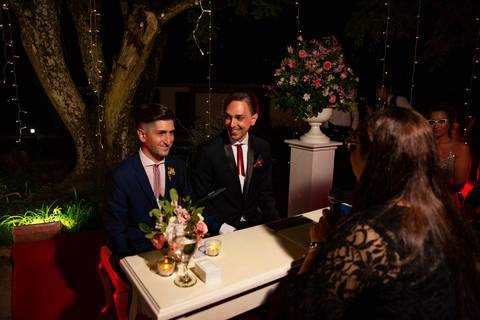 Pareja de novios en la ceremonia civil en Rosario. Firma ante el juez.'