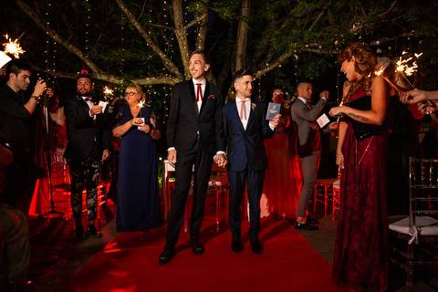 Novios saludando en su casamiento igualitario. Rosario'