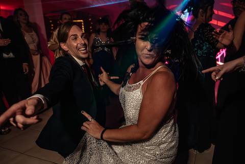 Novio y amiga bailando en la recepción de su boda'