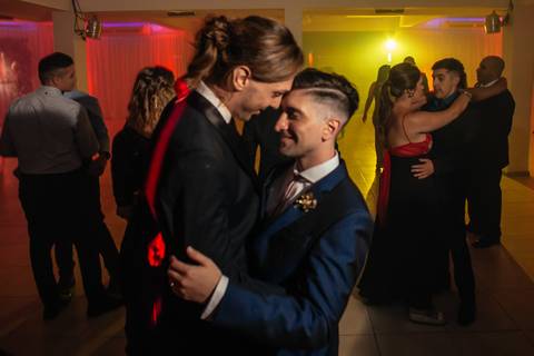 Novios bailando el vals el día de su boda igualitaria'