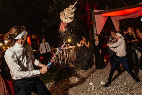 Novios con piñata con forma de torta de casamiento en Rosario. Casamiento igualitario.'
