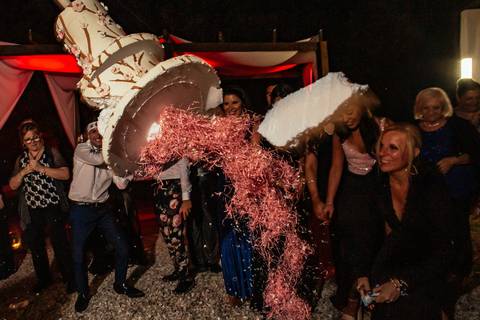 Torta de bodas con forma de piñata. Boda igualitaria'