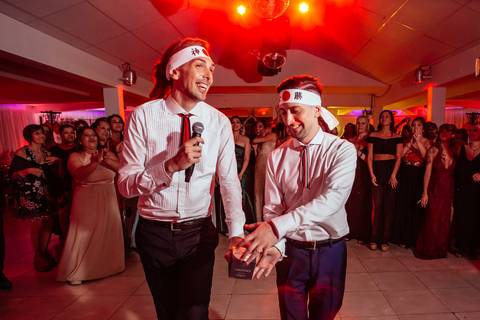 Novios en su fiesta de casamiento igualitario en Sky Blue en Rosario.'