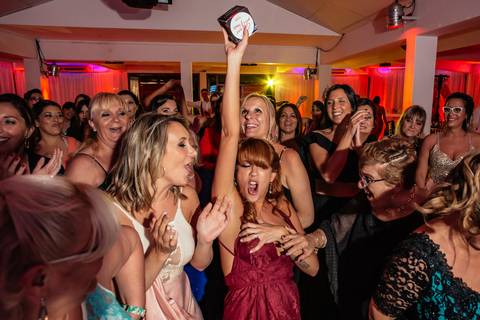 Amigas con el perfume en la boda igualitaria'