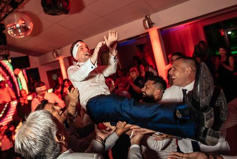 Novio en el aire en su fiesta de casamiento. Boda igualitaria. Rosario.'