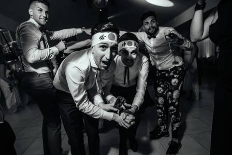 Novios bailando en carnaval carioca. fotografía espontánea en casamiento igualitario.'