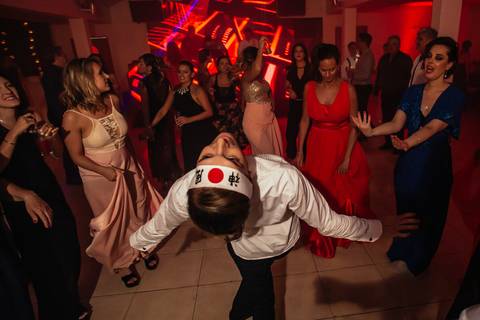 Novio bailando entre amigos en la fiesta de su boda igualitaria. Rosario'