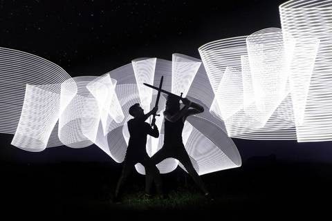 Novios en su sesión de lightpainting previa a su casamiento. Rosario.'