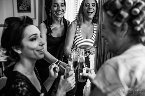 Preparativos novia en hotel con hermanas y madre. Foto en blanco y negro'