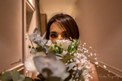 Novia con ramo en los preparativos de la boda en el hotel'