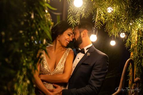 Novios en retrato con luces en el salón el día de su boda.'