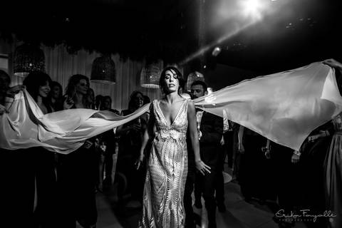 Novia romántica. Luces en la fiesta de casamiento en Parada Uno'